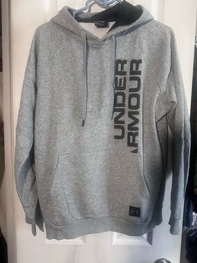 Under Armour Men’s Light Gray Pullover Hoodie with Vertical Logo